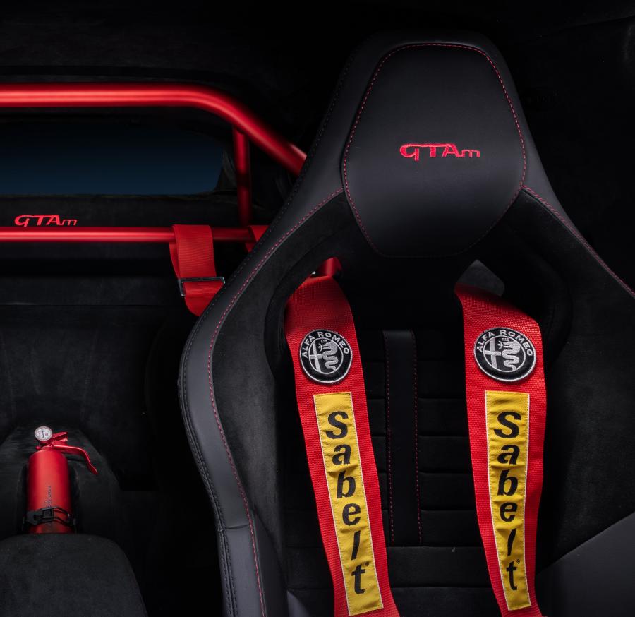 Детали интерьера Alfa Romeo Giulia GTAm (952) 2020 года  (фото 8 из 59)